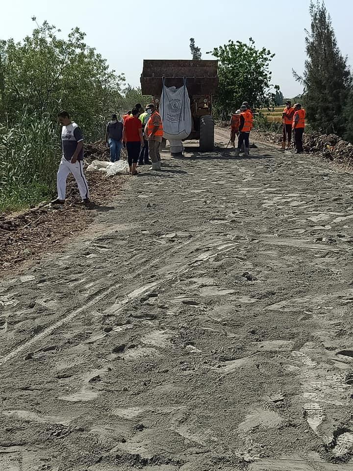 بالصور.. استمرار أعمال رصف الطرق بمدن وقري كفر الشيخ